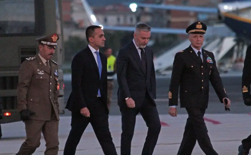 Oltre a Di Maio e Guerini anche il capo di Stato maggiore della Difesa Enzo Vecciarelli e il capo di Stato maggiore dell'esercito, generale Salvatore Farina (Ansa)