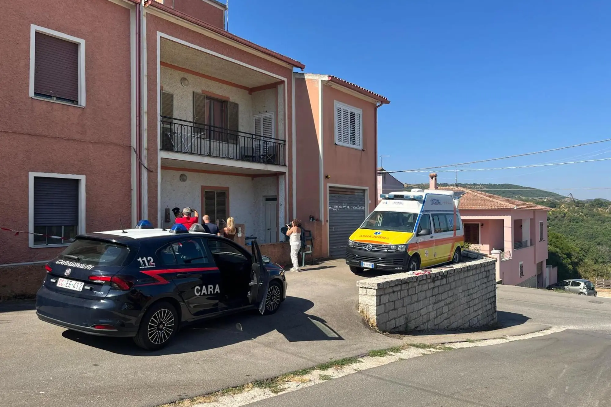 Carabinieri all'esterno della sede dell'associazione Intervol del 118 a Buddusò dove è avvenuto l'omicidio di Marco Pusceddu