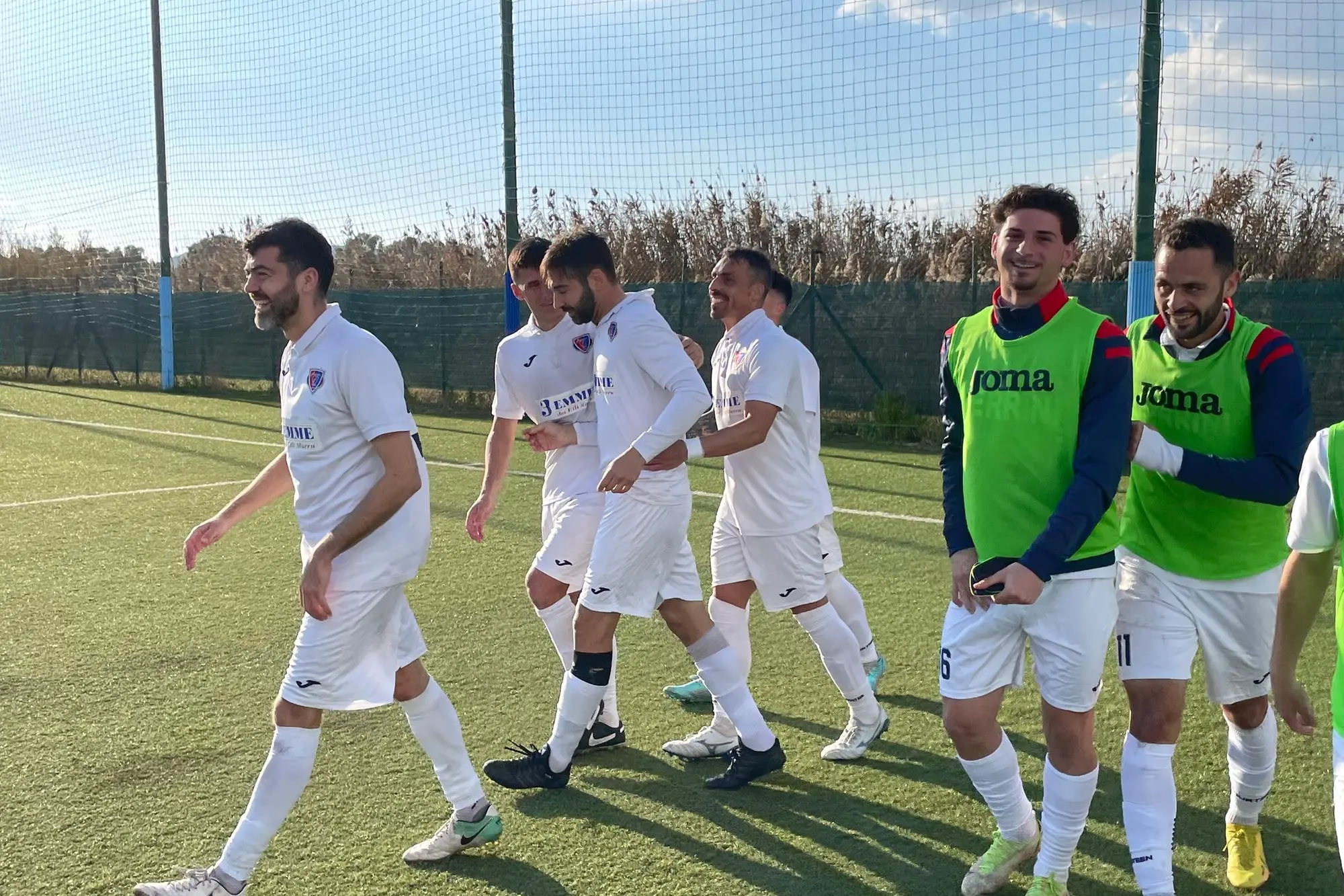 Alessio Figos (al centro) festeggiato dai compagni dopo il gol partita in Ferrini-Ossese (foto Spignesi)