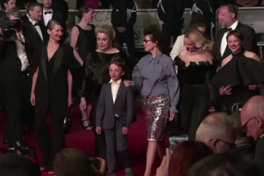 Cannes, Catherine Deneuve sul red carpet per "Gentle Monster"