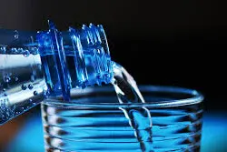 Una bottiglia d'acqua (immagine simbolo, foto www.pixabay.com)
