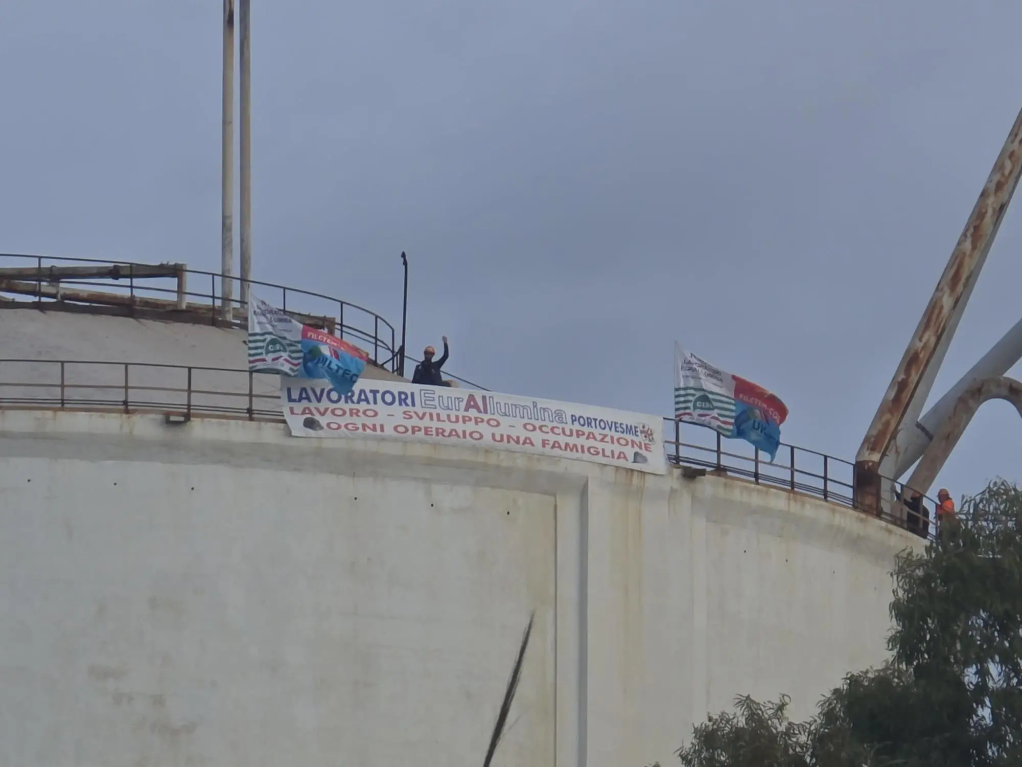 Assemblea permanente dei lavoratori di Eurallumina (Ansa)