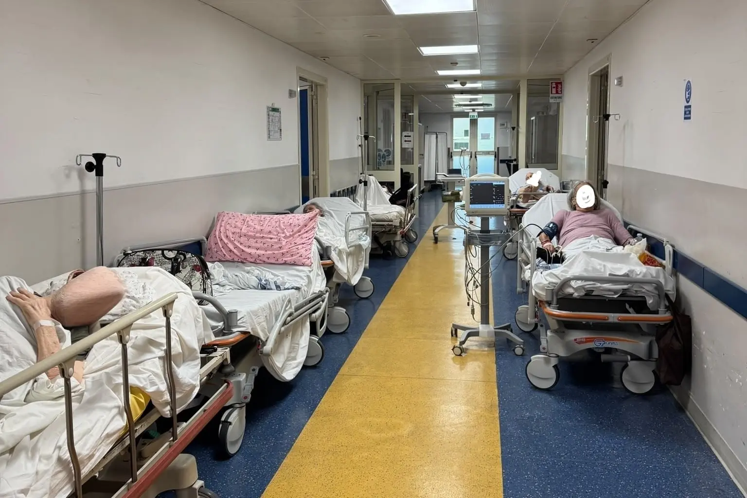 Pazienti ricoverati nel pronto soccorso del Santissima Trinità a Cagliari