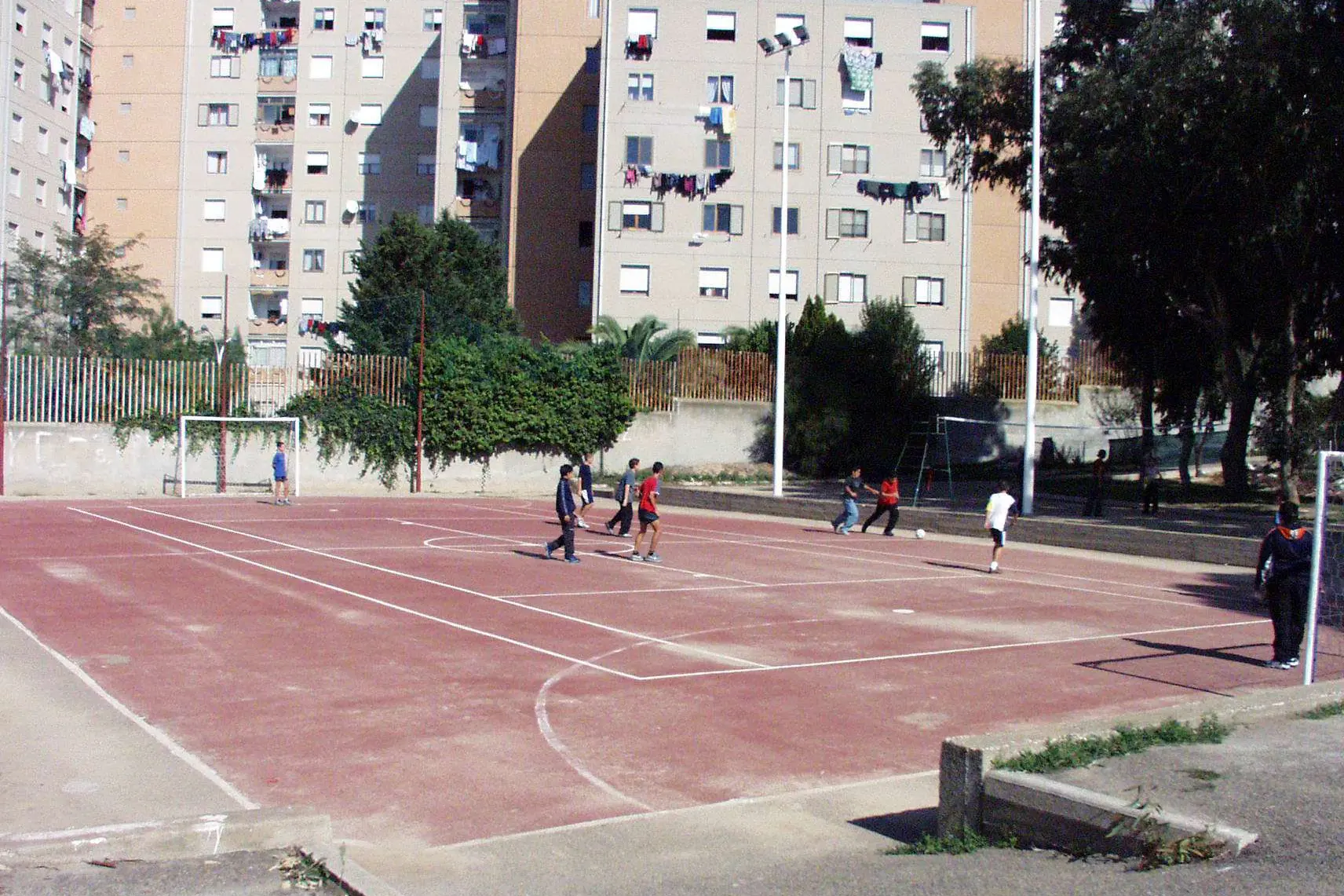 Ragazzi in un campo di periferia in una foto di repertorio (Archivio L'Unione Sarda)