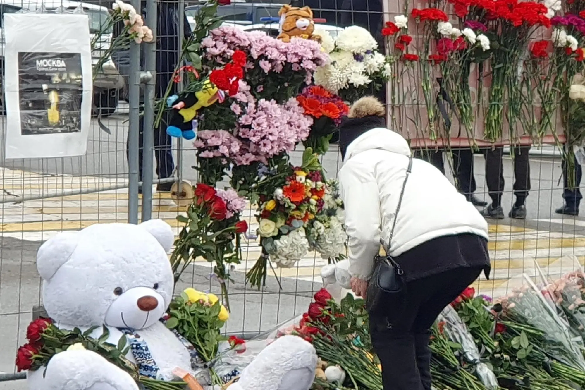 A teddy bear and flowers are left in memory of the victims of the deadly terrorist attack near Crocus City Hall in Krasnogorsk, Russia, 24 March 2024. ANSA/YONHAP SOUTH KOREA OUT (simbolica, generica, attacco mosca crocus, orso, bambini)