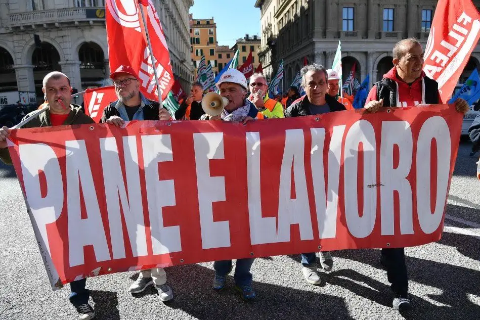 La protesta dei lavoratori del Terzo Valico per le strade di Genova (Ansa)