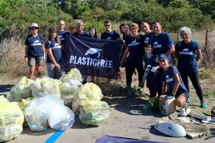 I volontari Plastic Free a Sorso (foto concessa)