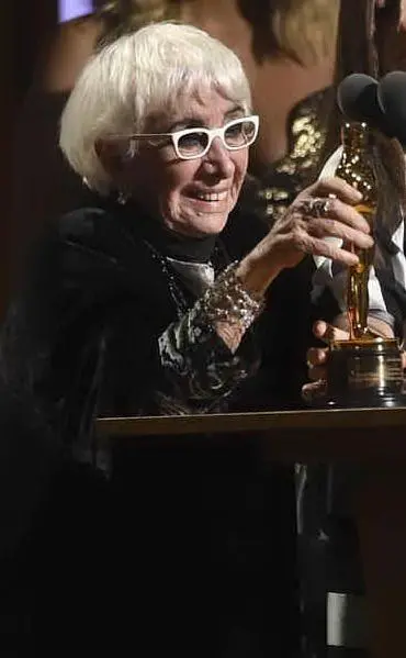 Pochi mesi fa ha vinto l'Oscar alla carriera (foto Ansa e Wikipedia)