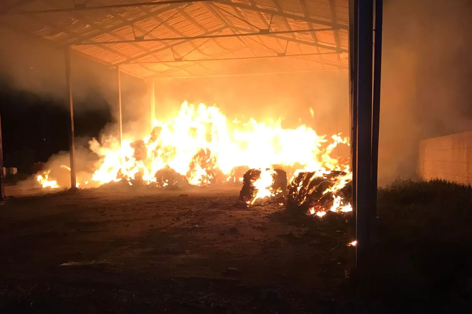 Incendio in un capannone dell'agriturismo (Foto: Fabio Murru)