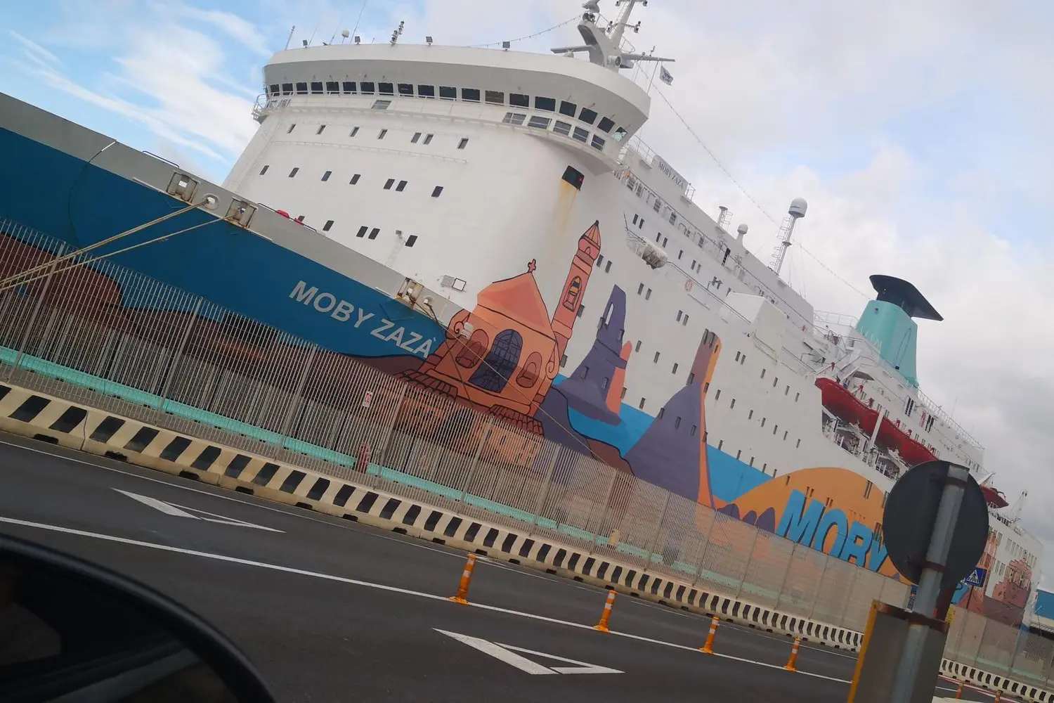 La motonave Moby “Zaza” ormeggiata al porto di Livorno (Onano)