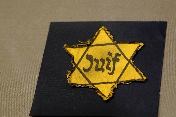 Una stella di David, che veniva cucita sulle casacche dei deportati (Ansa)
