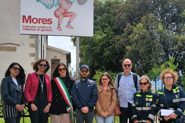 Il cartello anti violenza a Mores (foto concessa)