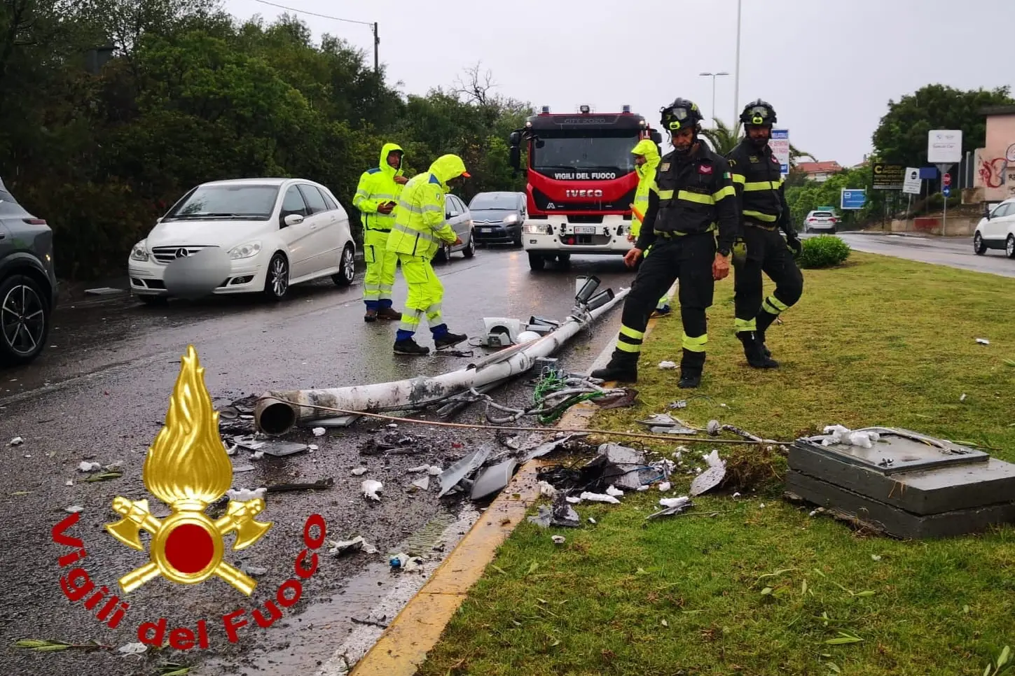Il palo dell'illuminazione pubblica abbattuto a Sassari (foto vigili del fuoco)
