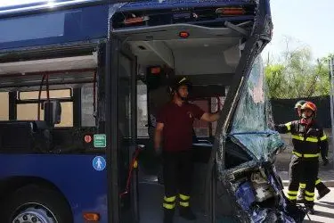 Il bus dopo l'incidente. Foto Alessandra Chergia