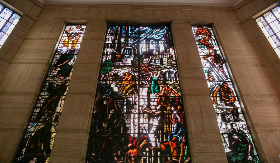 L’assessore inciampa e distrugge la vetrata realizzata da Sironi