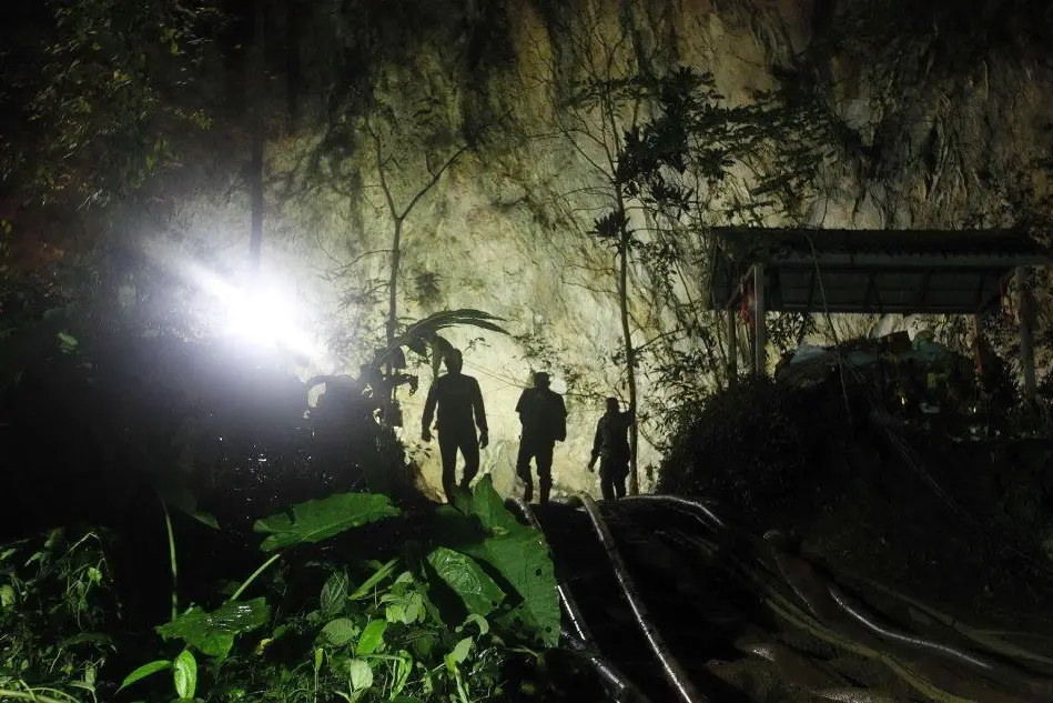 I soccorritori impegnati nelle grotte di Tham Luang