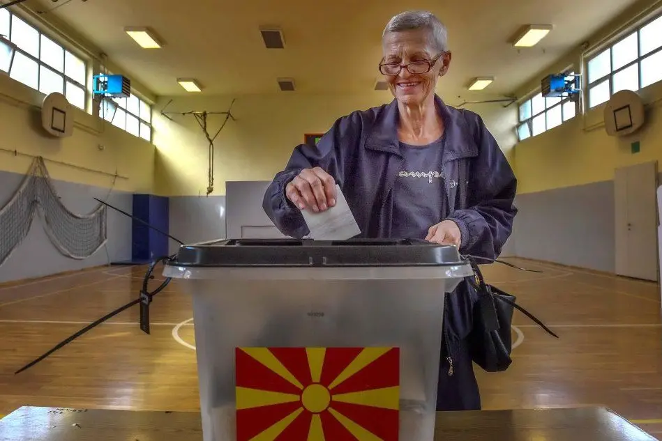 Macedonia, un'elettrice ai seggi (Ansa)