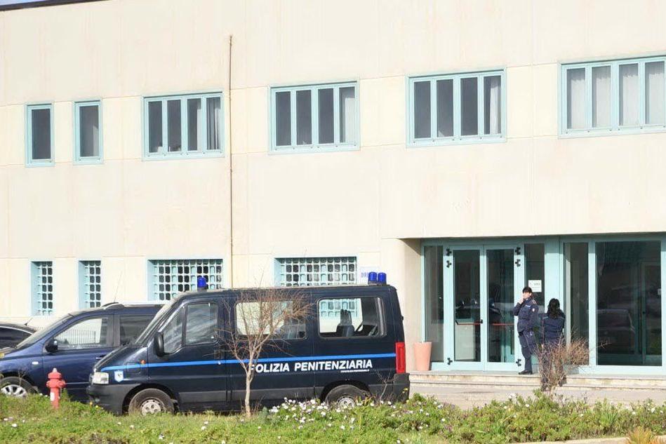 Stacca a morsi il dito di un agente a Rebibbia e lo ingoia, boss trasferito al carcere di Sassari