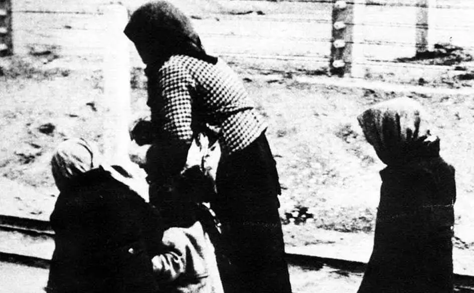 Una donna con due bambini ad Auschwitz (foto Archivio L'Unione Sarda)