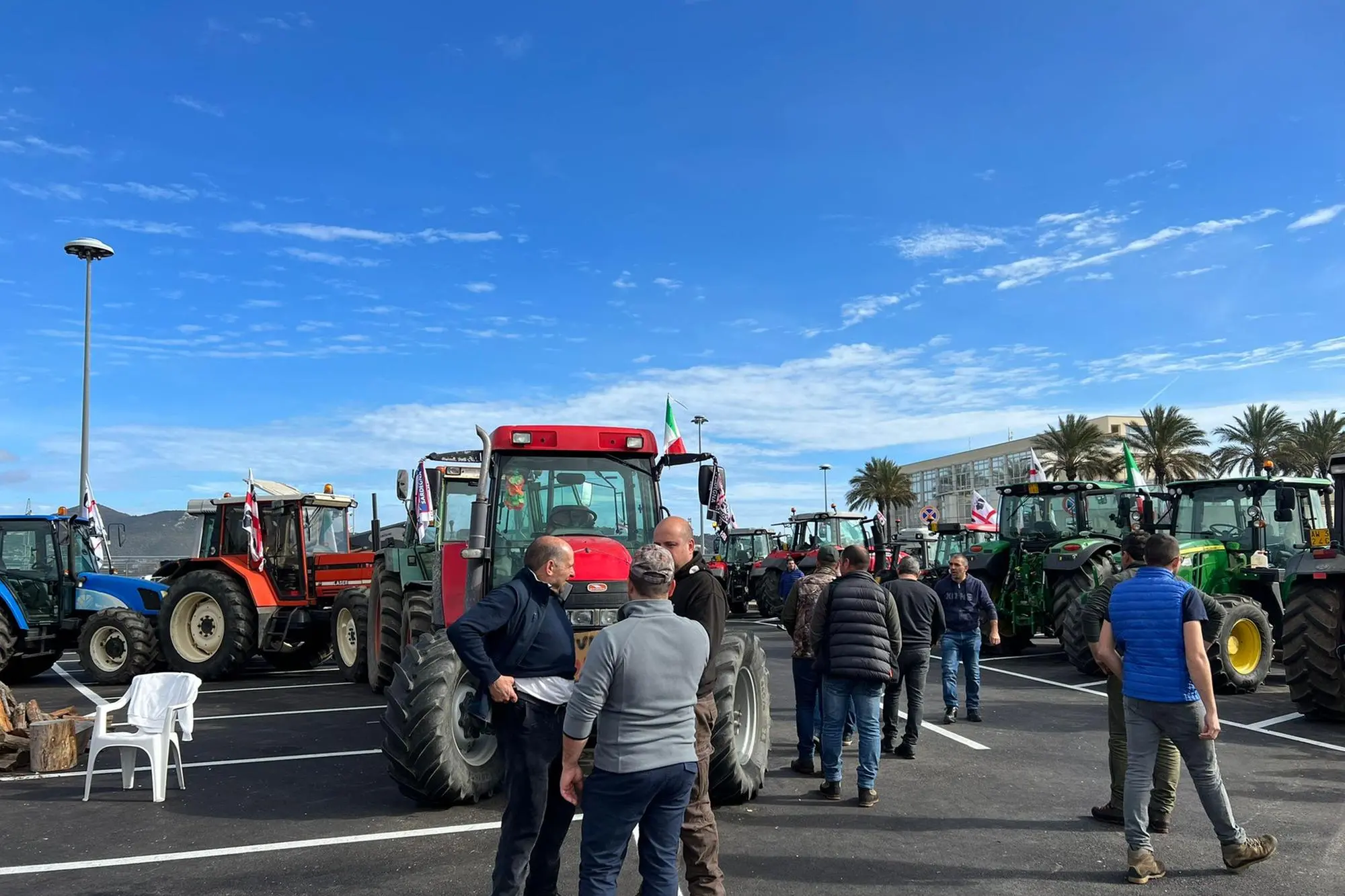 La protesta dei trattori a Olbia (Foto Busia)