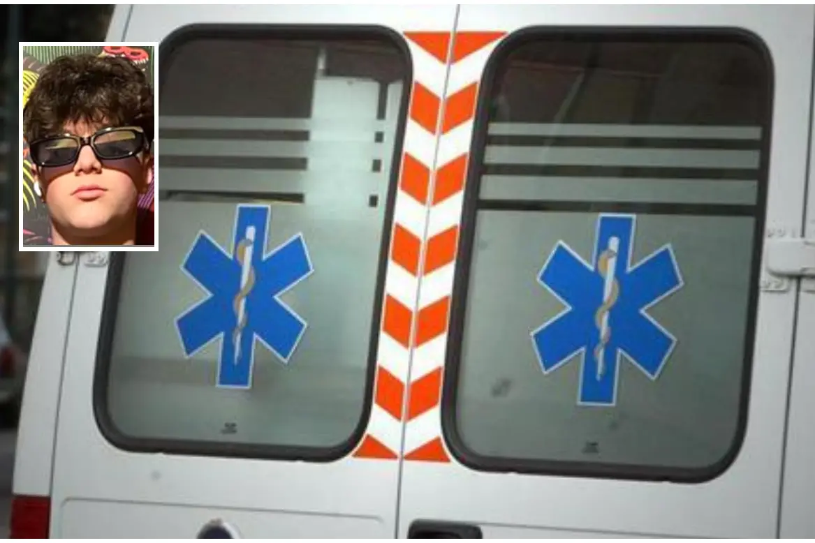 Un'ambulanza, nel riquadro la vittima (foto Ansa e Facebook)