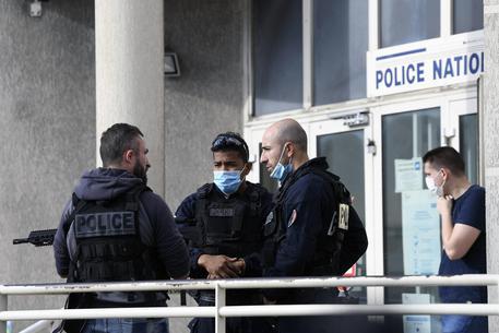 L’algerino che ha accoltellato un agente a Cannes “nel nome del Profeta” è sbarcato a Cagliari