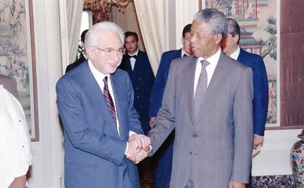 Ricevuto al Quirinale dal presidente Francesco Cossiga, nel 1990