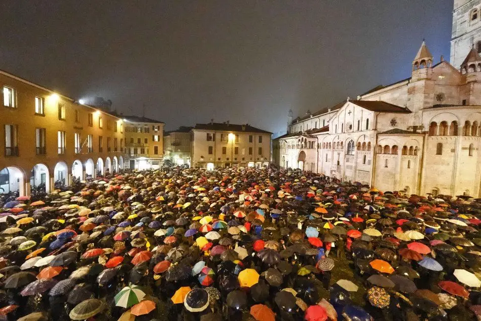 Regionali in Emilia-Romagna, migliaia di "sardine" in piazza contro Salvini