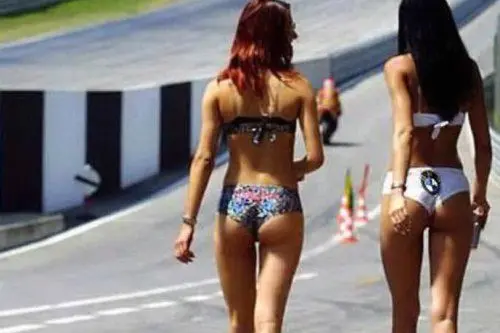Australia, grid girls in pista