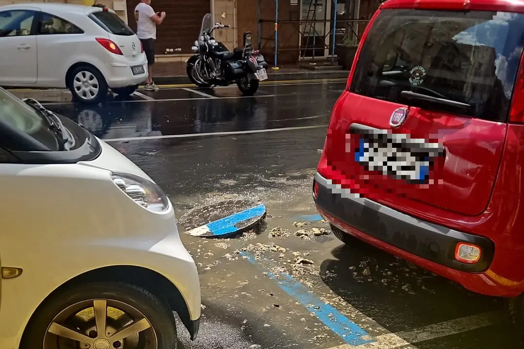 Fogne in tilt in via Pergolesi (foto Zedda)