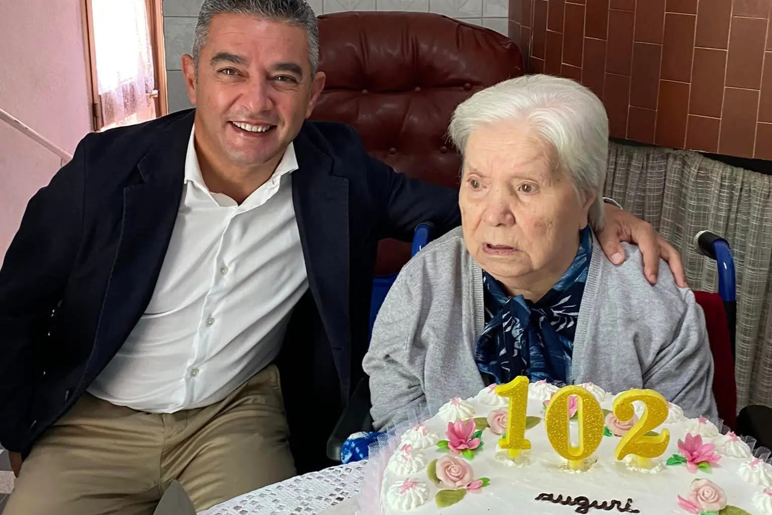 La nonnina col sindaco Gigi Puddu (foto Serreli)