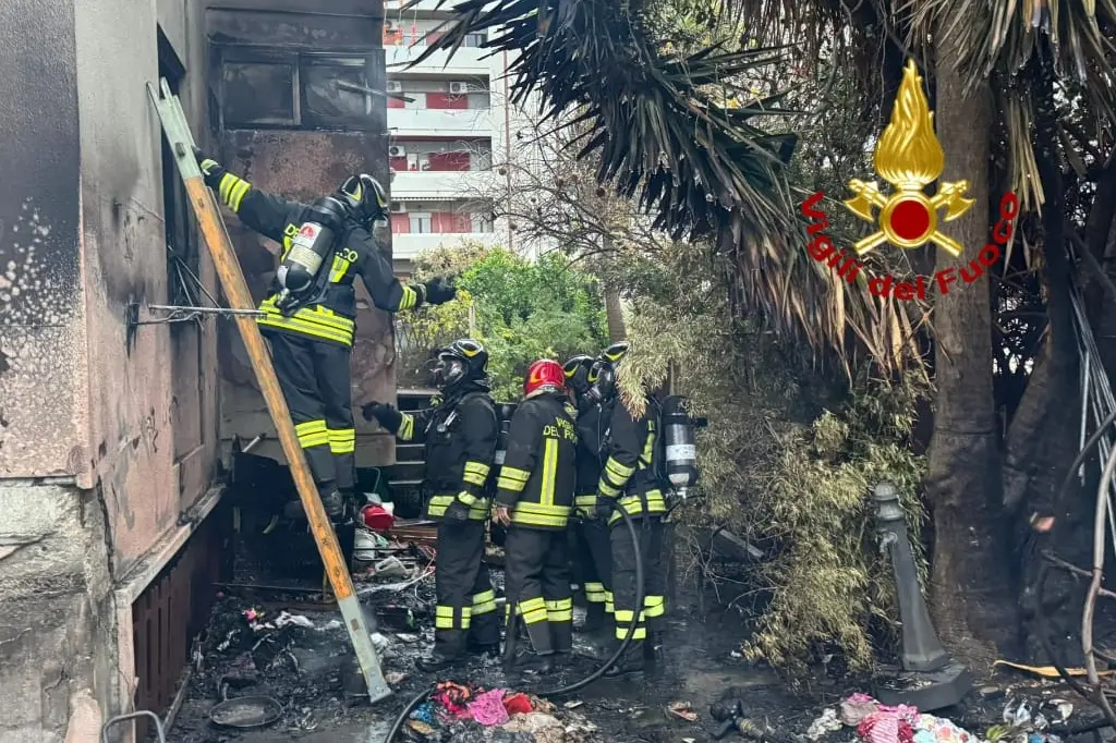 Incendio a Quartu (foto Vigili del fuoco)