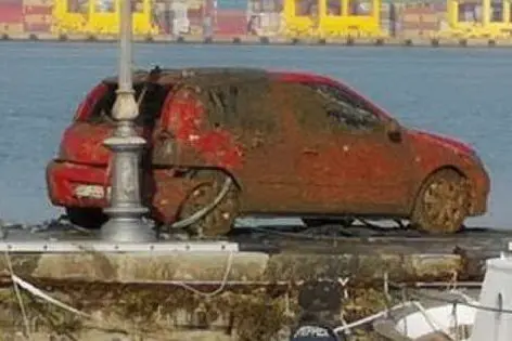 L'auto ripescata dal mare (foto Leggo.it)