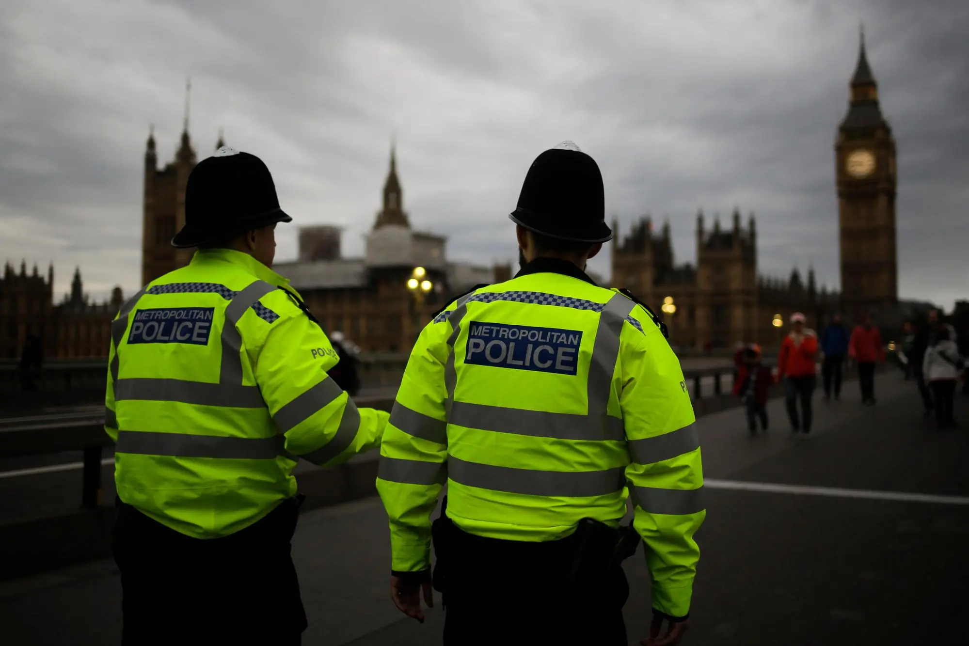 Due agenti di polizia davanti a Westminster, sede del Parlamento britannico - Foto Ap