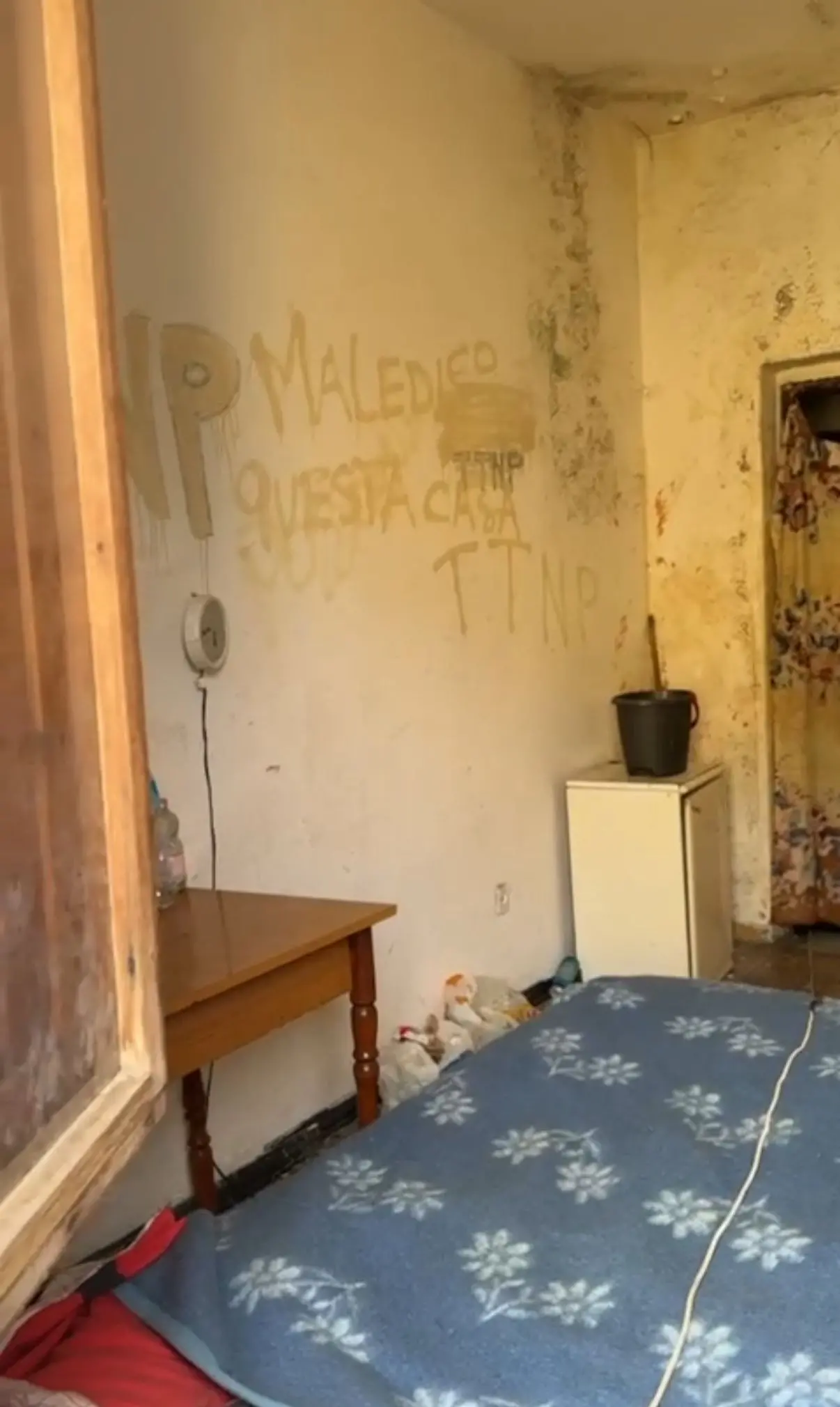 L’interno di una delle abitazioni occupate abusivamente