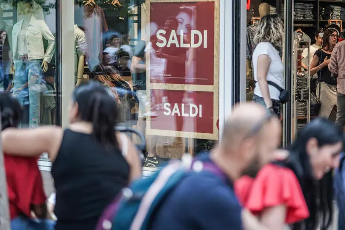 Saldi, immagine simbolo (Ansa)