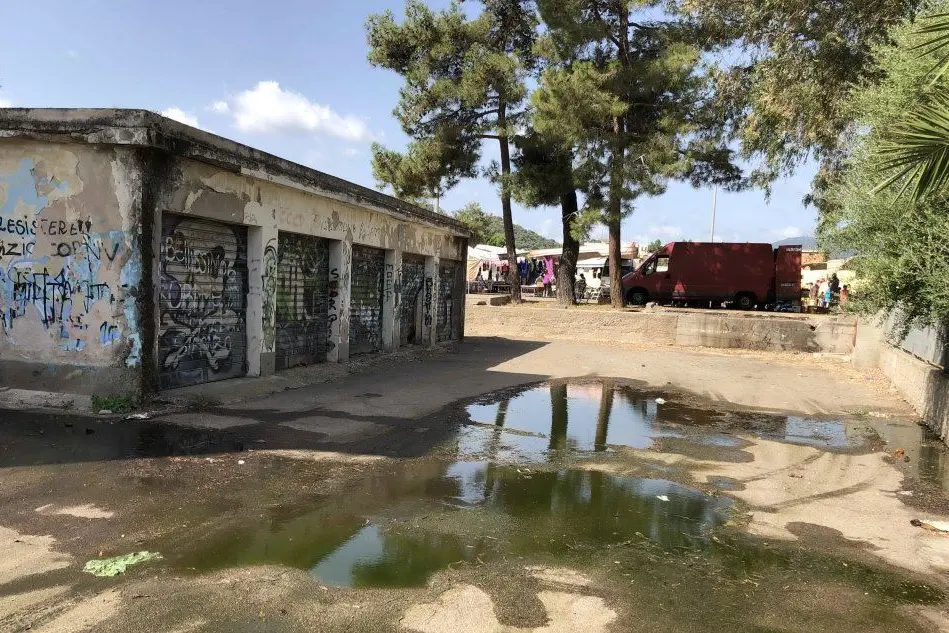 La palazzina che si affaccia sulla piazza del mercato (foto Ivan Murgana)