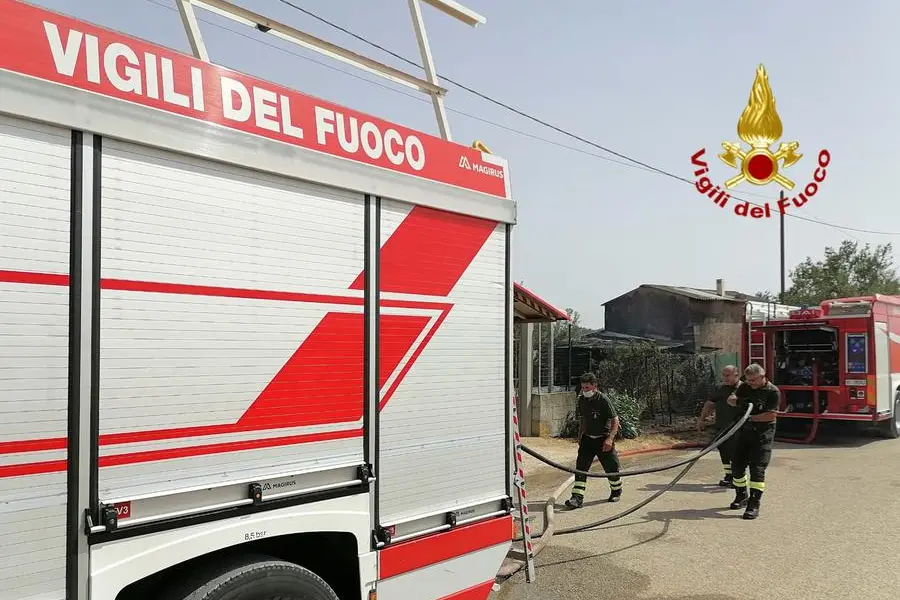 Già avviati gli accertamenti e i rilievi per stabilire le cause del rogo (foto Vigili del Fuoco)