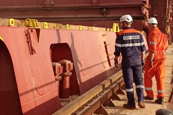 Non rispetta le norme di sicurezza, nave fermata a Porto Torres (foto via Ansa)