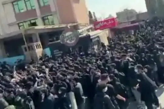 Iran, la protesta all'Università di Teheran: "Lunga vita allo scià"