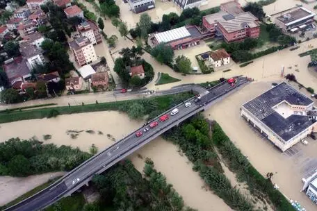 A Senigallia e in tutta l'area devastata dall'esondazione del fiume Misa si continua a spalare fango e prosciugare l'acqua dalle centinaia di abitazioni allagate, in un'area molto vasta, che alla destra del fiume si estende dalla frazione di Bettolelle fino alla costa, e a sinistra ingloba le frazioni di Vallone e Borgo Bicchia, 06 maggio 2014. ANSA/ UFFICIO STAMPA GIUNTA REGIONE MARCHE ++ HO - NO SALES, EDITORIAL USE ONLY ++