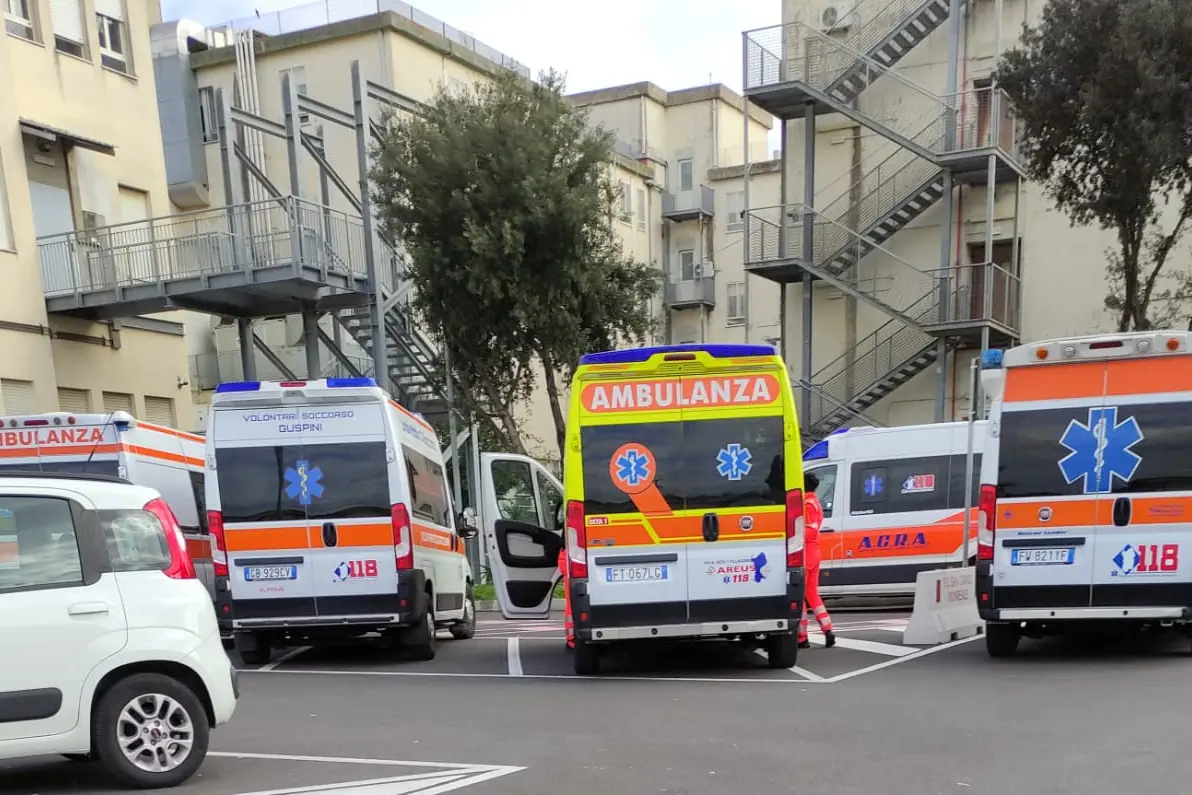 Le ambulanze in fila al pronto soccorso dell'ospedale di San Gavino Monreale