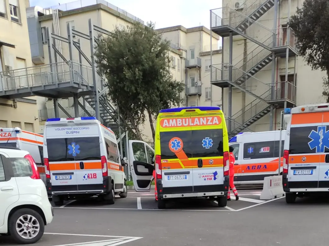 La Sardegna senza medici di base, ne mancano quasi 500: e i pronto soccorso vanno in tilt Le ambulanze in fila al pronto soccorso dell'ospedale di San Gavino Monreale