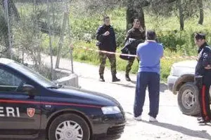 Gli inquirenti sul luogo del delitto