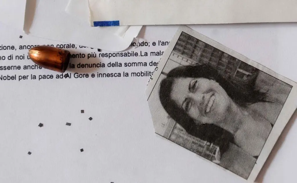 Una foto di Rosi Mauro con un proiettile calibro 9 recapitati in una busta all'Ansa