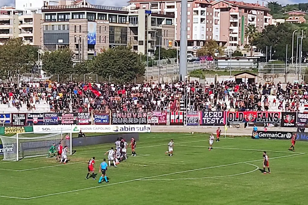 L'unico calcio d'angolo battuto dalla Torres (foto G. Marras)