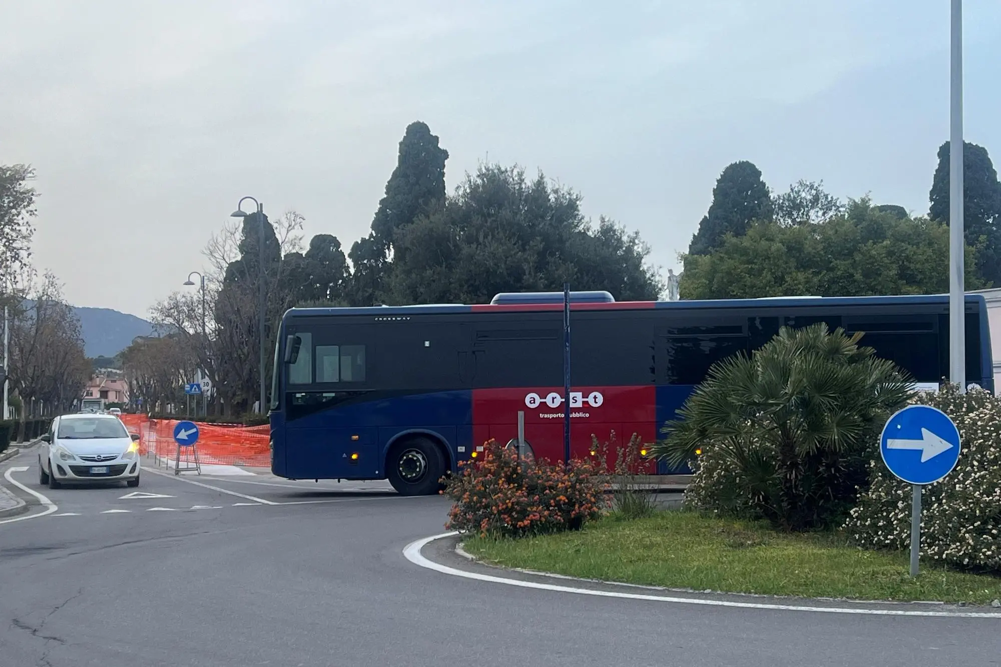 Un autobus dell'Arst "bloccato" in viale Nora, a Pula