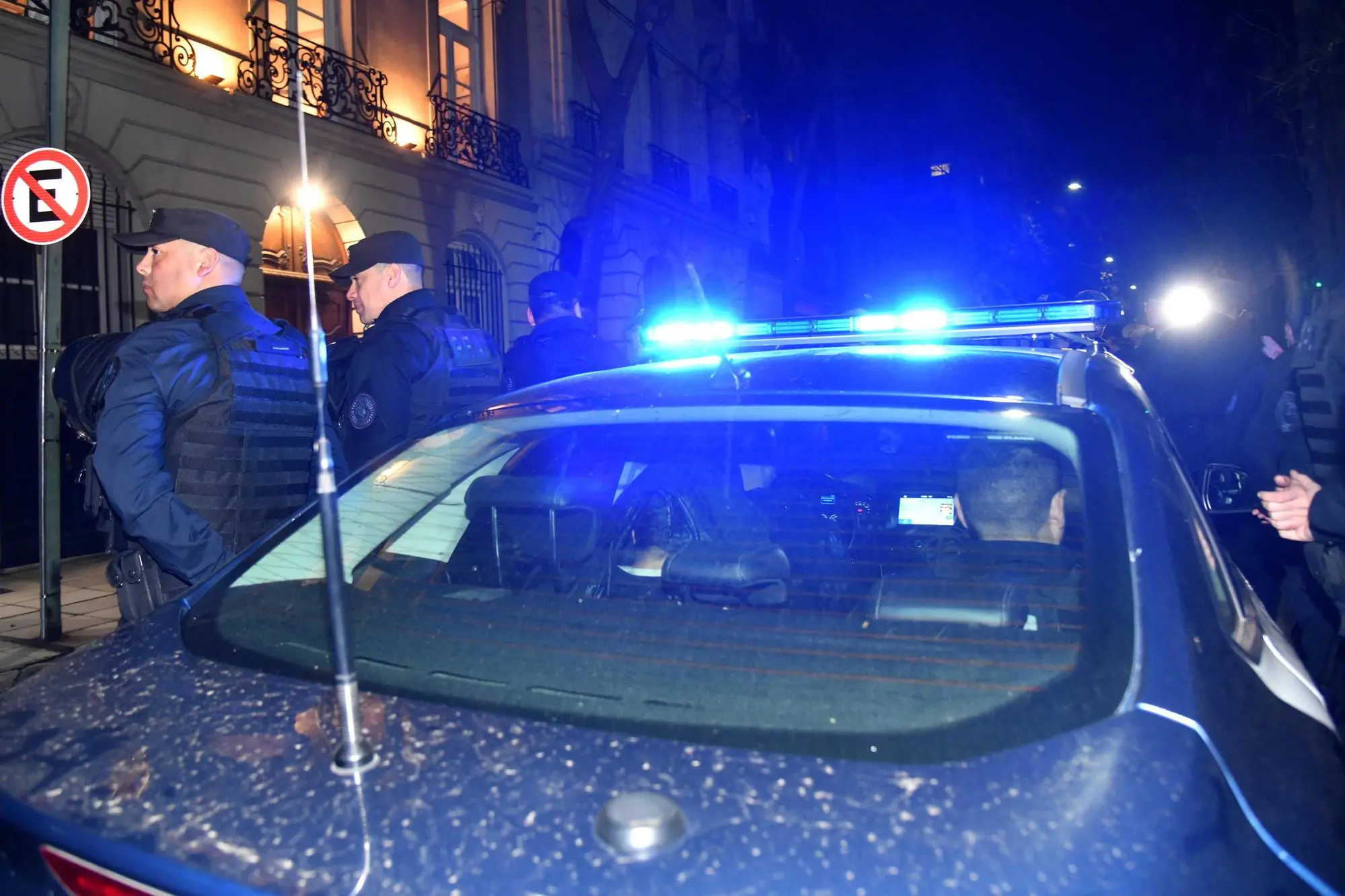 Fernando Sabag Montiel preso in custodia dalla polizia (Ansa - Epa)