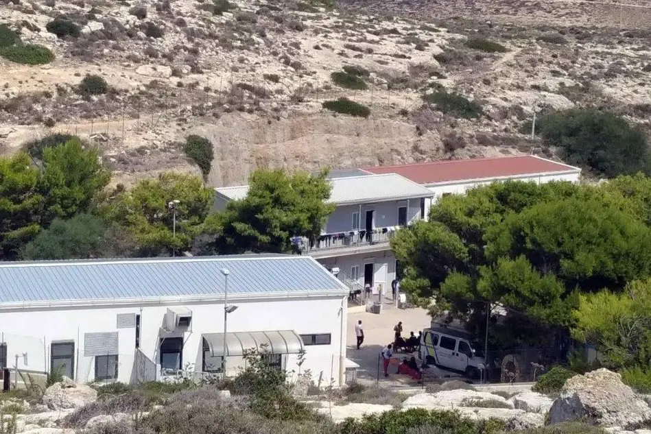 L'hot spot di Lampedusa (Archivio L'Unione Sarda)