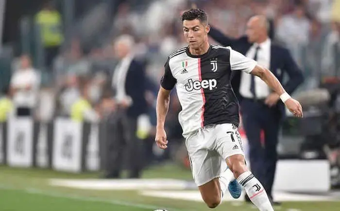 Cristiano Ronaldo, il più grande acquisto degli ultimi anni (le foto sono Wikipedia e Ansa)